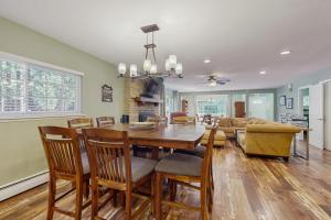 une salle à manger et un salon avec une table et des chaises dans l'établissement South Lake Tahoe Charm, à Al Tahoe