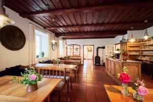 un restaurant avec des tables et des chaises en bois dans une salle dans l'établissement Schloss - Schenke Tunzenberg, à Mengkofen