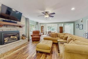 un salon avec un canapé et une cheminée dans l'établissement South Lake Tahoe Charm, à Al Tahoe