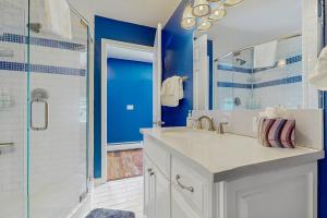 une salle de bain avec lavabo et douche dans l'établissement South Lake Tahoe Charm, à Al Tahoe 17 autres photos