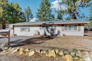 une maison blanche avec un panneau devant dans l'établissement South Lake Tahoe Charm, à Al Tahoe