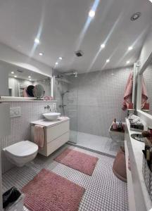 ein Badezimmer mit Toilette, Waschbecken und Badewanne in der Unterkunft Charmante Suite in Düsseldorf