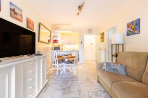TV a/nebo společenská místnost v ubytování LB Vacation Rentals I Cannes Croisette, Large Terrace, Free Parking, Beaches