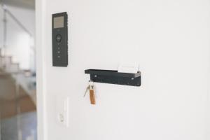 une porte avec une clé et une boîte dessus dans l'établissement Schöne Designer-Wohnung im Mangfalltal, à Bruckmühl