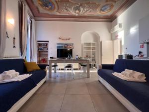 ein Wohnzimmer mit zwei blauen Sofas und einem Tisch in der Unterkunft LA CASA ROSA AL MARE RAPALLO, Central Seafront Stay, Air Conditioning, Wi-Fi, the Ideal Choice for a Relaxing and Exciting Coastal Escape, with available on request at 20,00 euro per night Private Garage, Welcome kit Priority, Prosecco and Canestrelli in Rapallo