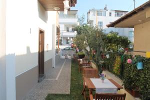 een balkon van een gebouw met tafels en stoelen bij Lila Butik Hotel Dikili in Dikili