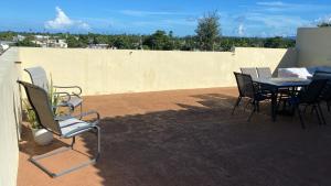 eine Gruppe von Stühlen und ein Tisch auf einer Terrasse in der Unterkunft Aquatika 3 Bed 2 Bath 2 Par in Vieques