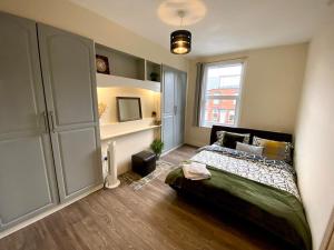 Una cama o camas en una habitación de Beautiful home near Elland Road stadium