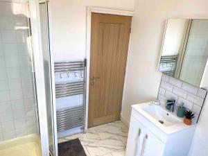 Un baño de Beautiful home near Elland Road stadium