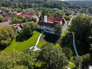 - une vue aérienne sur une grande maison avec une cour dans l'établissement Schloss - Schenke Tunzenberg, à Mengkofen 10 autres photos