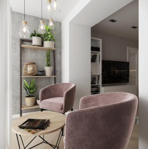 un salon avec deux chaises et une table dans l'établissement House with furniture and new kitchen, à Alatskivi