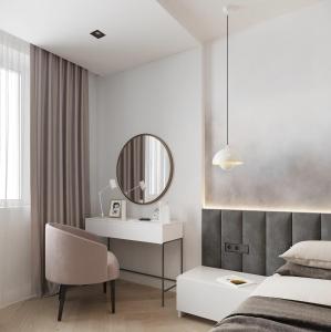 une chambre avec un lit, un miroir et une chaise dans l'établissement House with furniture and new kitchen, à Alatskivi 6 autres photos