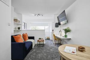 Μια τηλεόραση ή/και κέντρο ψυχαγωγίας στο Argie Gardens Studio - 1a