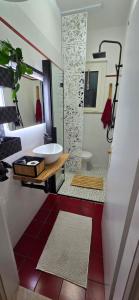 une salle de bain avec une baignoire blanche et un lavabo dans l'établissement Appartamento Tortuga, à Lignano Sabbiadoro 47 autres photos