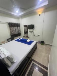 a bedroom with a large white bed in a room at HOTEl BOMMANA RESIDENCY in Godāvari