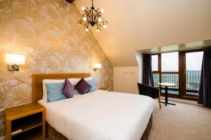 une chambre d'hôtel avec un lit et une fenêtre dans l'établissement Grand Villa Heights, à Ravenscar