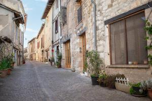 eine leere Straße in einem alten Gebäude mit Pflanzen in der Unterkunft Le Loft du Castel Bas - Pause au cœur du Tarn in Castelnau-de-Montmiral