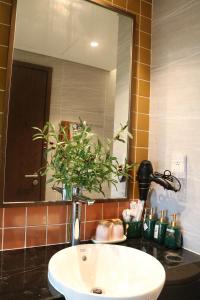 a bathroom with a white sink and a mirror at Apec Mui Ne Chill Sea View in Ấp Thiẹn Ái +28 photos
