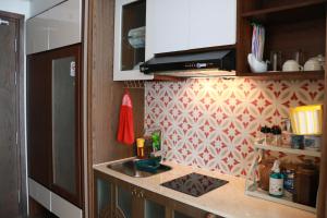 a kitchen counter with a sink and a wall at Apec Mui Ne Chill Sea View in Ấp Thiẹn Ái