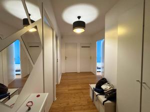 une pièce avec un couloir avec un escalier et un miroir dans l'établissement Bezons Golden - 3 chambres - 3min du Tramway #SirDest, à Bezons