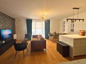 un salon avec un canapé et une salle à manger dans l'établissement Bezons Golden - 3 chambres - 3min du Tramway #SirDest, à Bezons