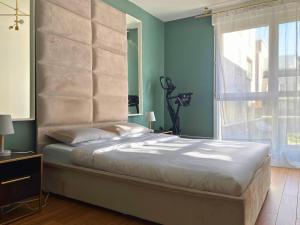 une chambre avec un lit avec une grande fenêtre dans l'établissement Bezons Golden - 3 chambres - 3min du Tramway #SirDest, à Bezons