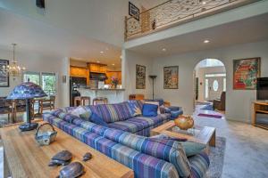 un salon avec un canapé et une table dans l'établissement Grand Hailey Home by Big Wood River and Sun Valley! is located in Hailey, à Hailey