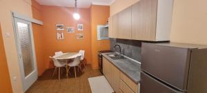 une petite cuisine avec une table et un réfrigérateur dans l'établissement Petit3, à Véria