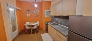 une petite cuisine avec une table et un réfrigérateur dans l'établissement Petit3, à Véria 71 autres photos