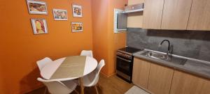 une petite cuisine avec une table et un évier dans l'établissement Petit3, à Véria