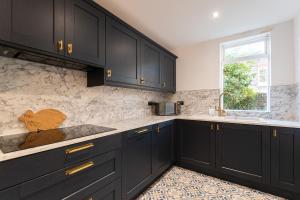 Kuchyň nebo kuchyňský kout v ubytování StaywithAlexandra 3