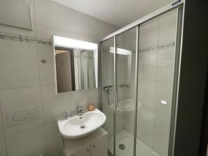 采尔马特Penthouse Matterhorn Vista的带水槽和淋浴的白色浴室 更多21张照片