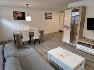 a living room with a couch and a table at FERIENWOHNUNG 70m2 APARTMENT in ZITTAUER STADTZENTRUM INNENSTADT INNENRING TOP LAGE - WOHNEN AUF ZEIT IN ZITTAU - 2 RAUM WOHNUNG in Zittau