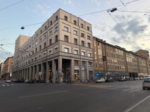 博洛尼亚Alam B&B Bologna的城市街道上一座大型建筑,有交通灯