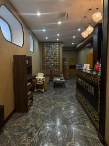 Μια τηλεόραση ή/και κέντρο ψυχαγωγίας στο Bayil Breeze Hotel & Restaurant