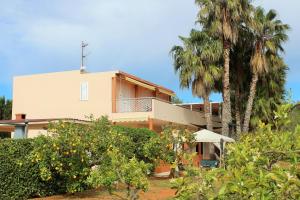 ein Haus mit Palmen davor in der Unterkunft Ferienhaus mit Privatpool für 6 Personen ca 180 m in Sant Joan de Labritja, Ibiza Nordküste von Ibiza in Sant Joan de Labritja