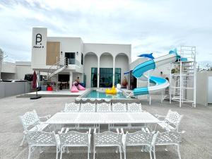 un parc aquatique avec un toboggan et une piscine dans l'établissement About P พูลวิลล่า ชะอำ, à Ban Bo Prakhon