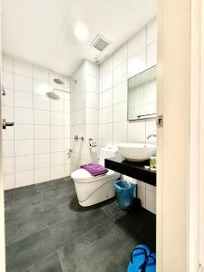 Ένα μπάνιο στο Chambers Suites By FSB