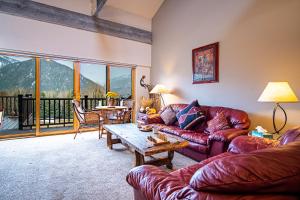 un soggiorno con un divano e un tavolo di C21 Bigwood - Stunning Baldy Views a Sun Valley