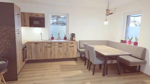 兰格尔斯道夫Konis Ferienwohnung的厨房兼餐厅，配有桌椅 更多37张照片