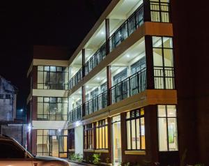 ein großes Gebäude mit vielen Fenstern bei Nacht in der Unterkunft Wyne's Hotel in Mbale
