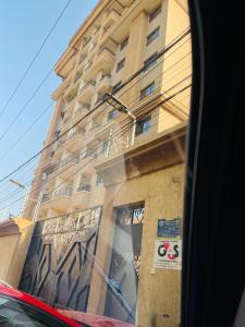 een gebouw gezien door het raam van een bus bij NK Plaza in Nairobi