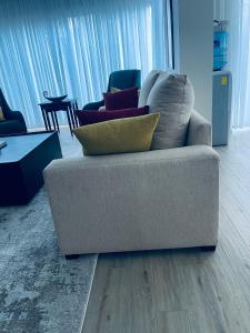 een bank met twee kussens in de woonkamer bij NK Plaza in Nairobi