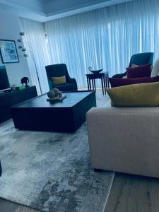 een woonkamer met banken en een salontafel bij NK Plaza in Nairobi