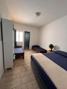 Suítes Yellow House BC في باليريو كامبوريو: غرفة نوم بها سريرين ونافذة