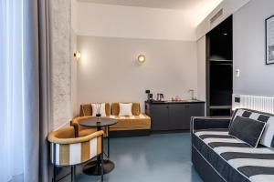 ein Wohnzimmer mit Sofa und Tisch in der Unterkunft Adaram Suites in Neapel