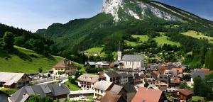 wioska z górą w tle w obiekcie L'Edelweiss w mieście Saint-Pierre-de-Chartreuse