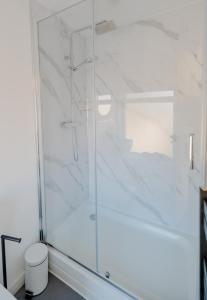 Ένα μπάνιο στο Ye Olde Original Withy Trees +12 φωτογραφίες