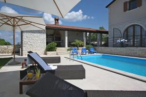 Hồ bơi trong/gần Charmante Villa Histra Mit Pool Und Großem Garten