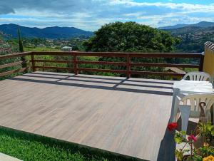 Cảnh núi rừng hoặc tầm nhìn ra núi từ nhà nghỉ dưỡng